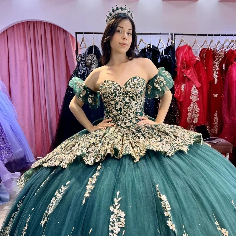 Women's Collarless DressesLuxury Emerald Green Off The Shoulder Quinceanera Dresses Ball Gown Gold Appliques Lace Tull Birthday Party Dress vestido de 15